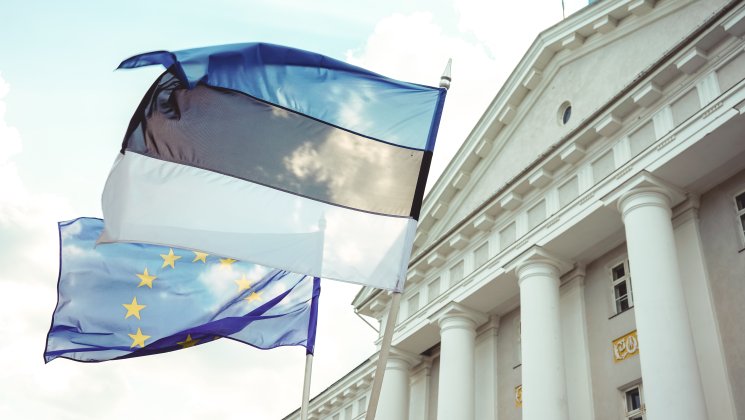 TÜ peahoone Eesti Vabariigi ja EL lipuga