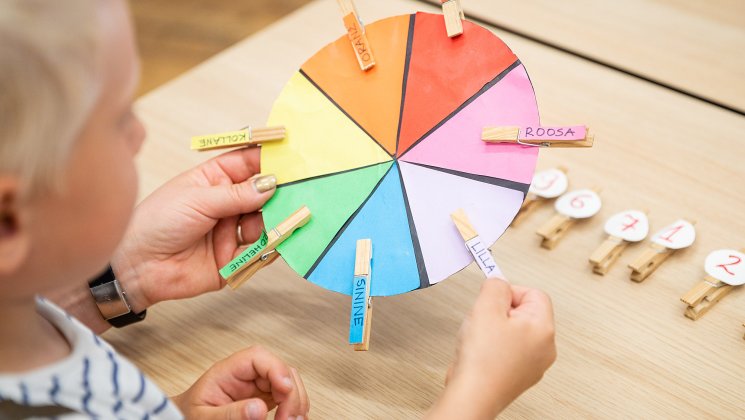Värvide nimetuste harjutusketas lapse ees laual.