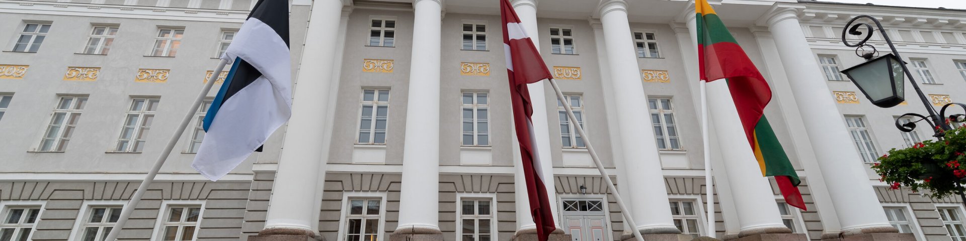 Eesti, Läti ja Leedu lipp ülikooli peahoone ees
