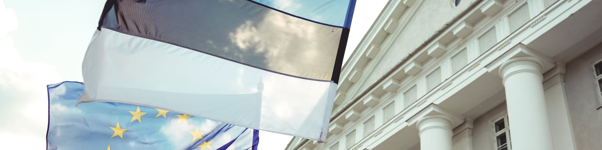 TÜ peahoone Eesti Vabariigi ja EL lipuga