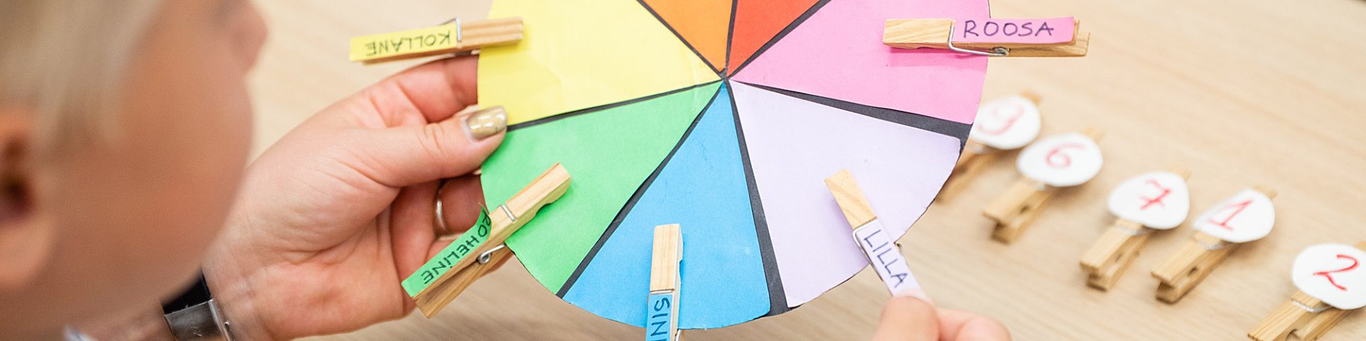 Värvide nimetuste harjutusketas lapse ees laual.